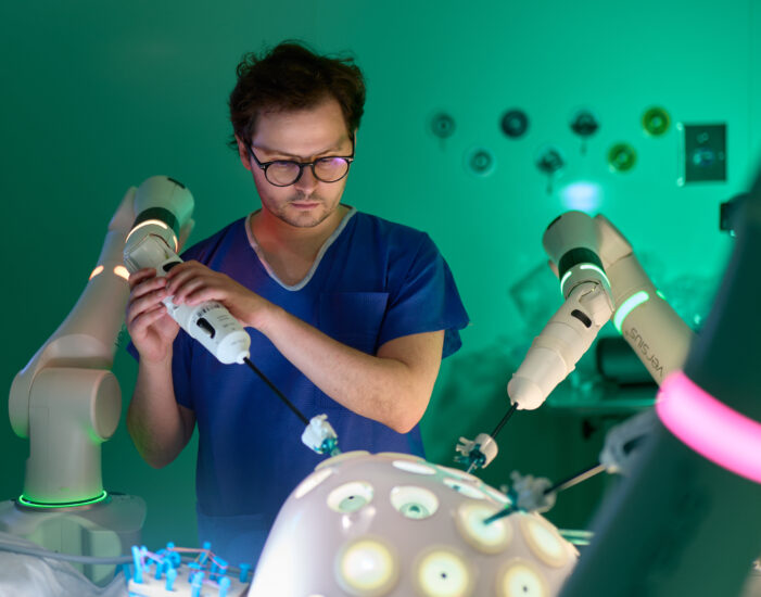 Urolog Krzysztof Ossoliński obsługujący robota Versius